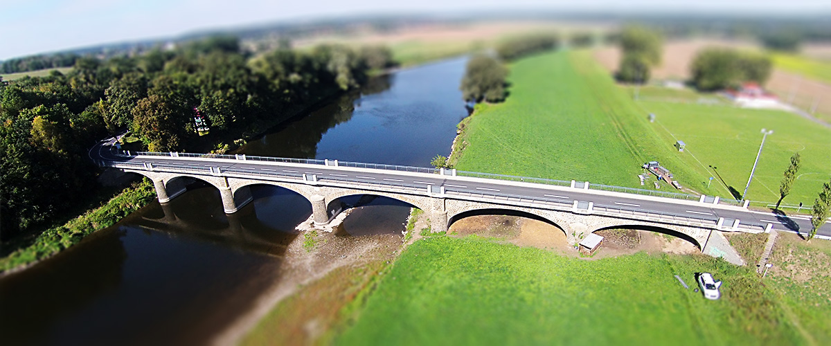 Eigene Aufnahme des Ingenieurbüros Hübner: Luftbild einer steinernen Bogenbrücke, aufgenommen bei einer Bauwerksprüfung mit Drohneneinsatz